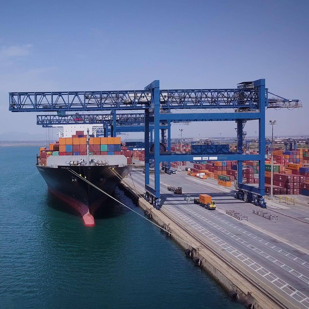 Containerschiff im Hafen